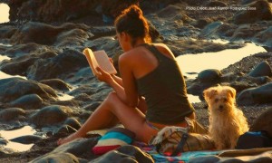 Woman_reading_at_the_beach